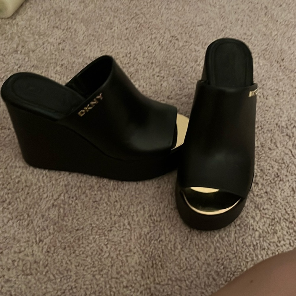 New never worn. This is a very popular wedge that is difficult to find.